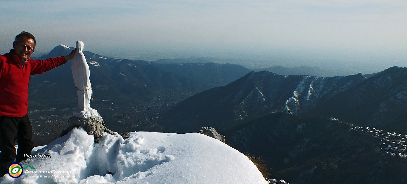 01 In vetta alla Cornagera (1312 m.) con la nuova Madonnina .JPG